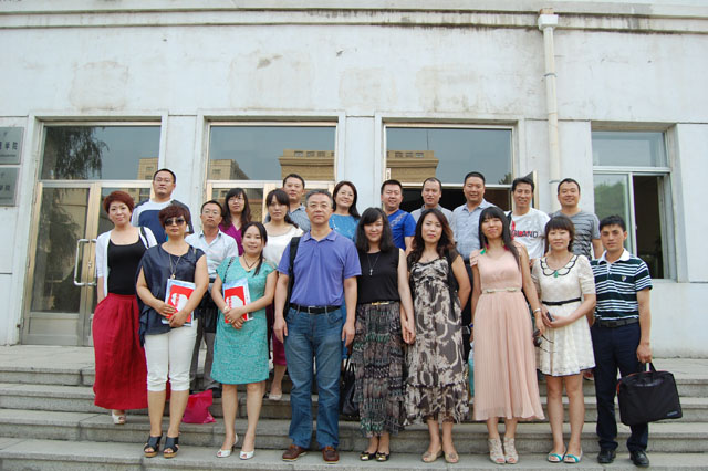 清華大學華宇商學院首期總裁班部分同學合影