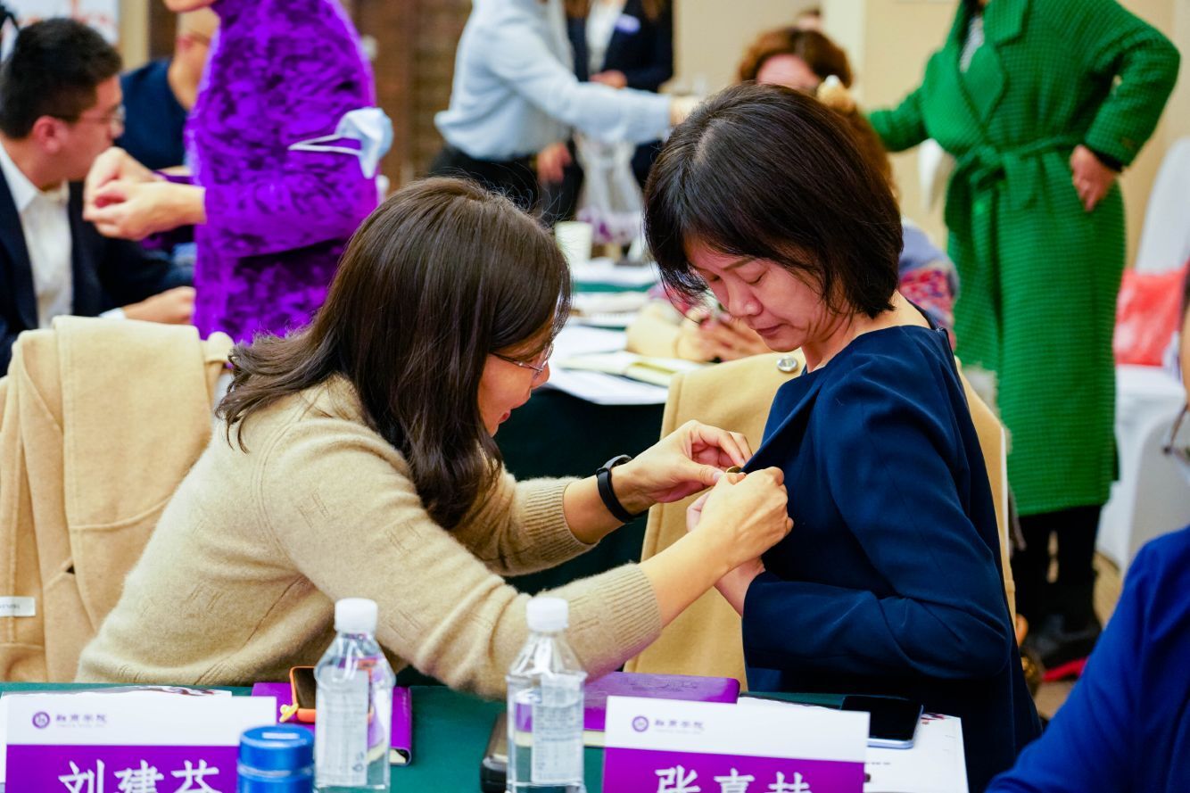 金融戰(zhàn)略與投融資創(chuàng)新實(shí)戰(zhàn)班同學(xué)們互相佩戴校微