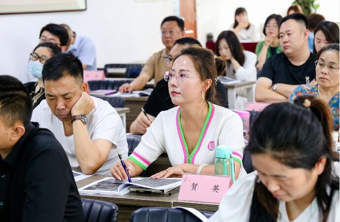 清大工商管理EMBA總裁高級研修班8月26日同學(xué)們在認(rèn)真聽講