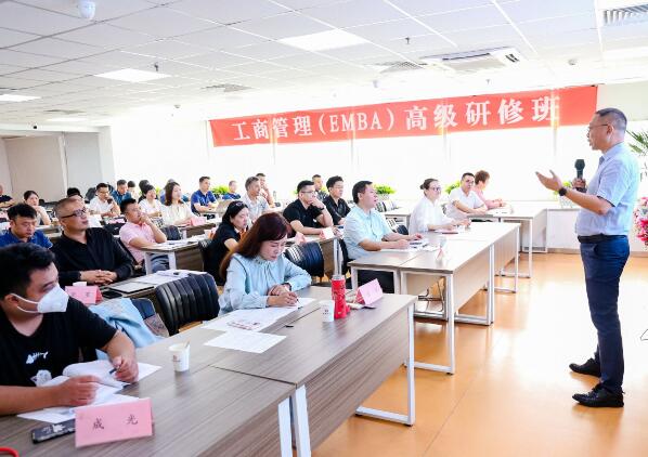 清大工商管理總裁班上課照片