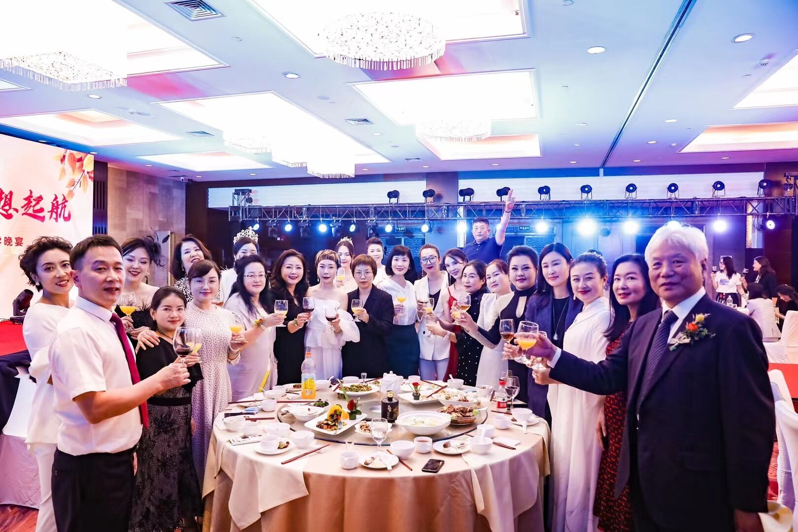 清華大學UMT工商管理學位班2022年9月晚宴合影